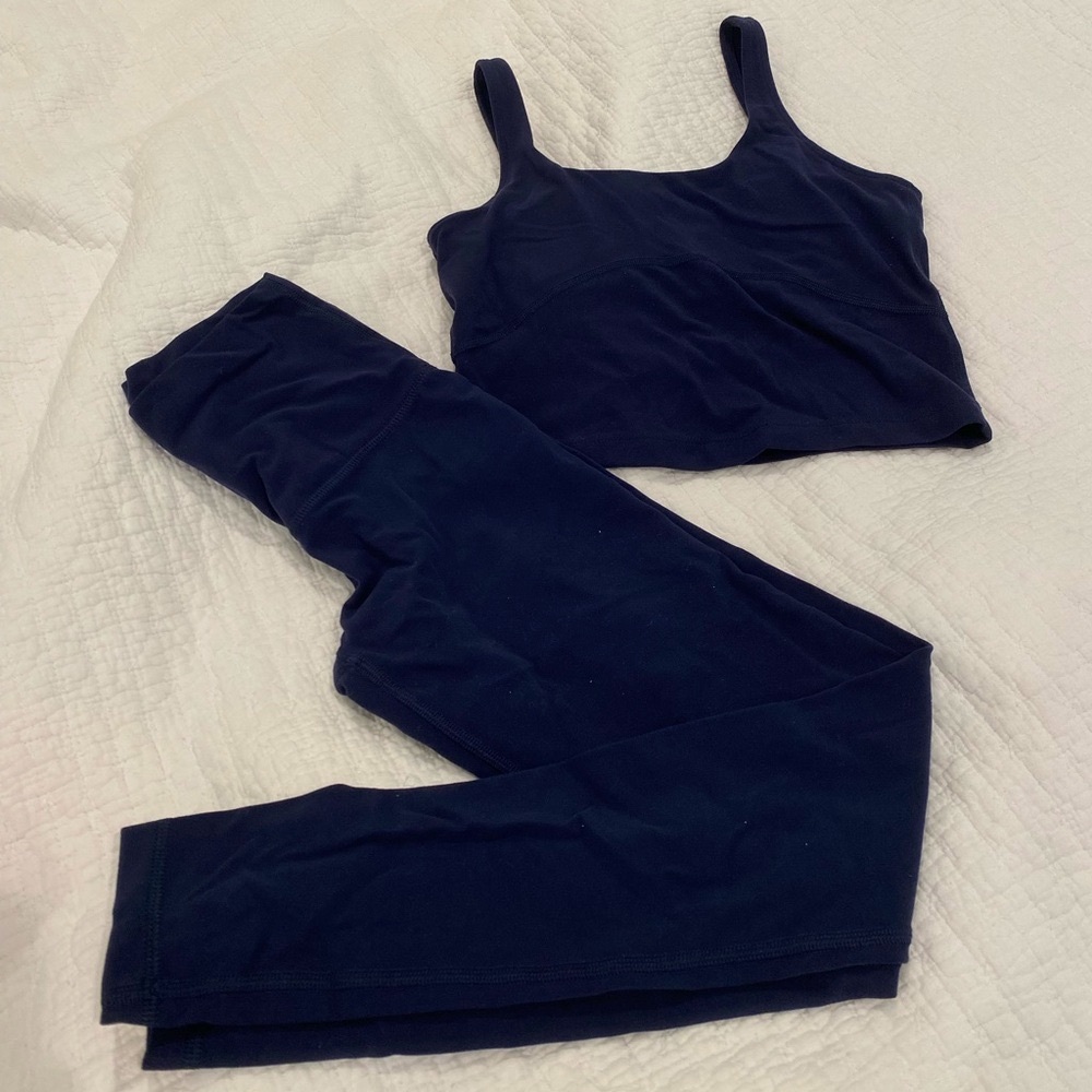 Aritzia
TnAction - TnaBUTTER Navy Blue XS Leggings and Sports Bra Set